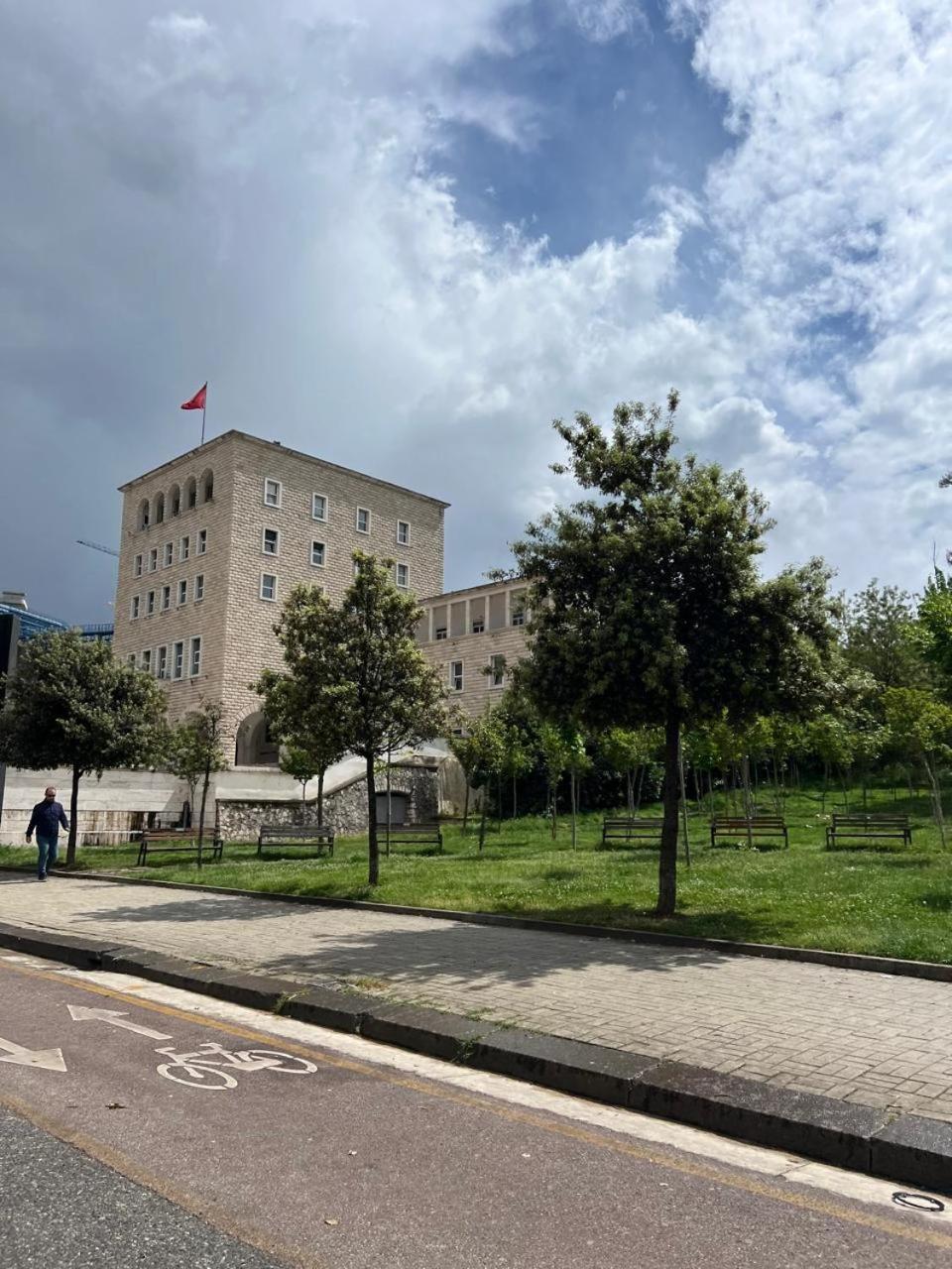 Cozy Flat Near Air Albania Stadium 1 Tirana Exterior photo